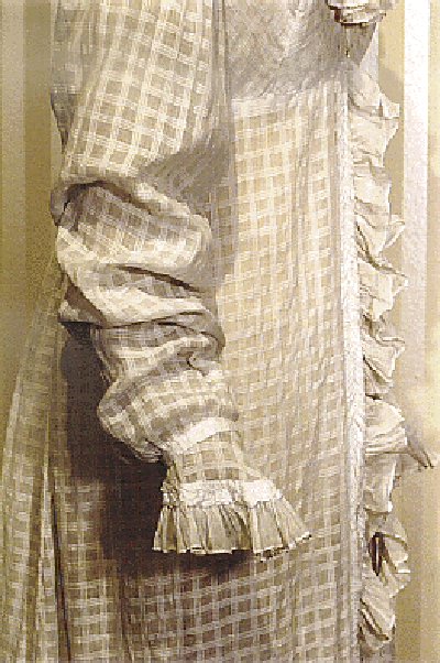 Morning gown (ROBE or PELISSE) over-the-hand (Mitt sleeves) long sleeves early 1800s